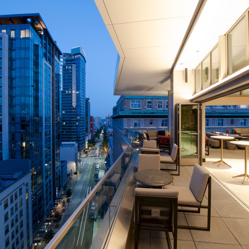 Newport Beach Hotel & Suites